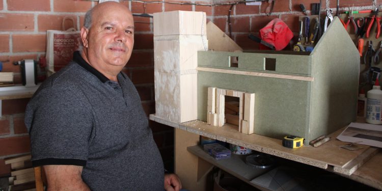 Jesús Ángel Morales, el artesano de Villaflores que inmortaliza en miniatura y con todo lujo de detalles el patrimonio local