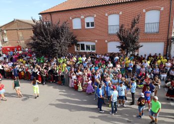 El pregón de la peña Chirimbiki y la ofrenda floral a la Virgen de la Vega reúnen a los vecinos de Villoria en el segundo día festivo