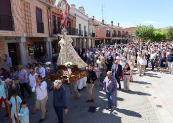 Macotera rinde honores a la Virgen de la Encina con misa solemne y procesión de traslado de la imagen hasta su ermita