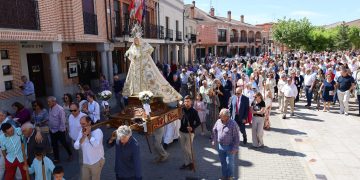 Macotera rinde honores a la Virgen de la Encina con misa solemne y procesión de traslado de la imagen hasta su ermita