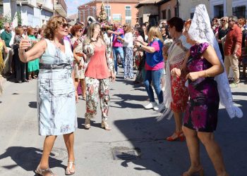 Bailes típicos y mantillas para acompañar en Villoria a la Virgen de la Vega en su esperado recorrido por las calles de la localidad