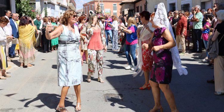 Bailes típicos y mantillas para acompañar en Villoria a la Virgen de la Vega en su esperado recorrido por las calles de la localidad