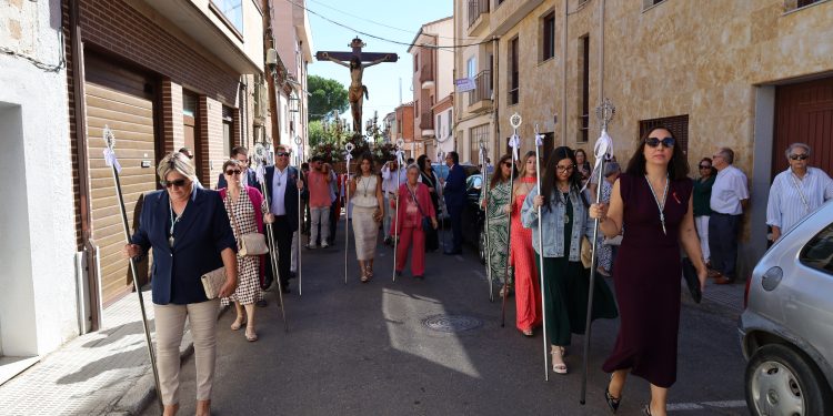 El Santísimo Cristo de la Agonía recibe la devoción popular en Peñaranda en una fiesta anual con relevo en la mayordomía