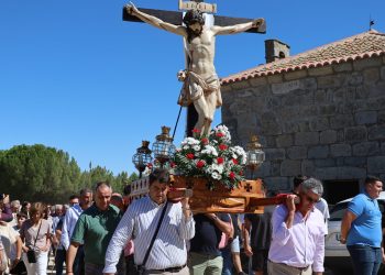 Alaraz vuelve al monte para honrar al Cristo con misa, procesión en el entorno de la ermita y una paella para 700 comensales