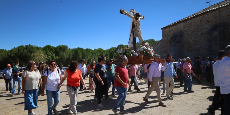 Alaraz vuelve al monte para honrar al Cristo con misa, procesión en el entorno de la ermita y una paella para 700 comensales