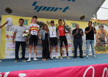 Joan Cadena gana en Babilafuente la primera etapa de la Vuelta Ciclista a Salamanca deslucida en la meta por la lluvia y el viento