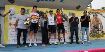 Joan Cadena gana en Babilafuente la primera etapa de la Vuelta Ciclista a Salamanca deslucida en la meta por la lluvia y el viento