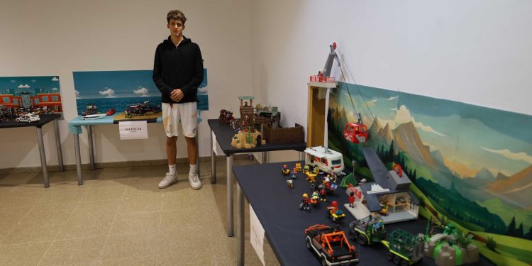 Jorge Ramos expone en el albergue de Huerta su colección de Playmobil en cinco escenas que incluyen «guiños» a la actualidad