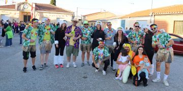 Las peñas de Zorita de la Frontera ponen el colorido y la alegría en el inicio de las fiestas patronales de San Miguel Arcángel