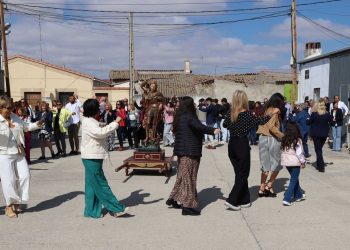 Nava de Sotrobal cierra sus fiestas en el día grande honrando a San Miguel con misa y una procesión animada por los bailes