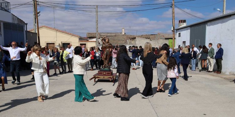 Nava de Sotrobal cierra sus fiestas en el día grande honrando a San Miguel con misa y una procesión animada por los bailes