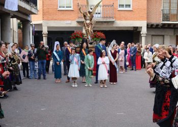 San Miguel Arcángel recibe el cariño de los peñarandinos en una procesión por las plazas con sones de dulzaina y bailes charros