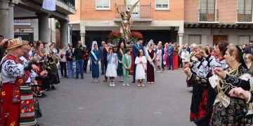 San Miguel Arcángel recibe el cariño de los peñarandinos en una procesión por las plazas con sones de dulzaina y bailes charros