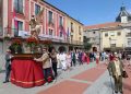 San Miguel Arcángel recibe el cariño de los peñarandinos en una procesión por las plazas con sones de dulzaina y bailes charros