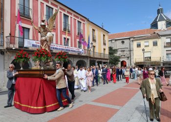 San Miguel Arcángel recibe el cariño de los peñarandinos en una procesión por las plazas con sones de dulzaina y bailes charros