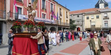 San Miguel Arcángel recibe el cariño de los peñarandinos en una procesión por las plazas con sones de dulzaina y bailes charros