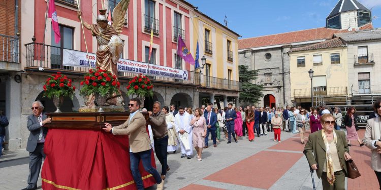 San Miguel Arcángel recibe el cariño de los peñarandinos en una procesión por las plazas con sones de dulzaina y bailes charros