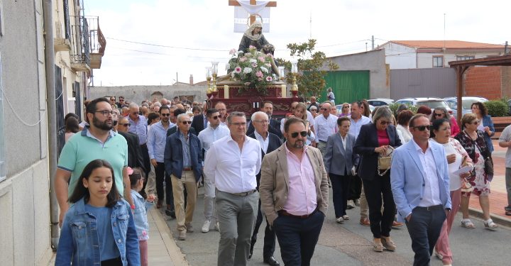 Bóveda del Río Almar rinde honores a la Virgen de las Angustias en una procesión con sones de dulzaina y cánticos de los fieles