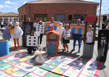 Bóveda del Río Almar despide sus fiestas con el popular baile del vermouth y con el juego de la oca triunfando en los disfraces