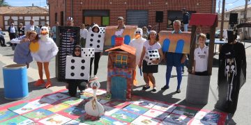 Bóveda del Río Almar despide sus fiestas con el popular baile del vermouth y con el juego de la oca triunfando en los disfraces