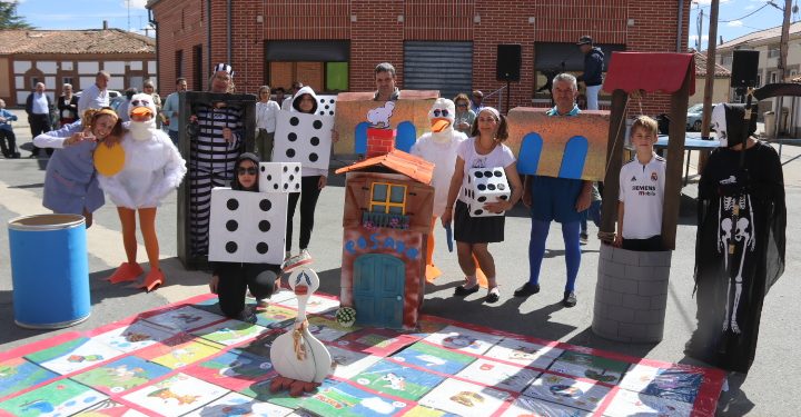 Bóveda del Río Almar despide sus fiestas con el popular baile del vermouth y con el juego de la oca triunfando en los disfraces