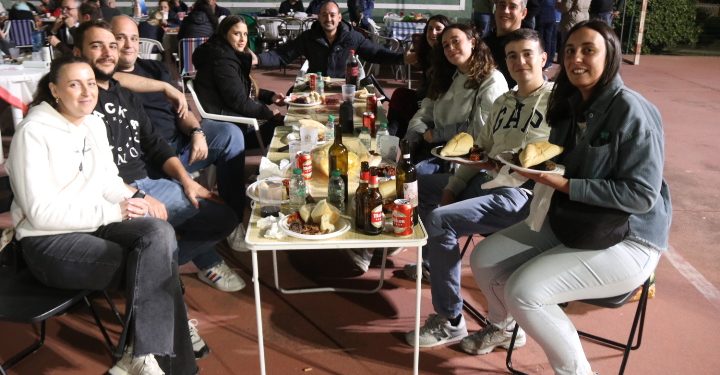 Nava de Sotrobal comparte una parrillada para 350 comensales en el frontón y con la colaboración de la juventud de la localidad