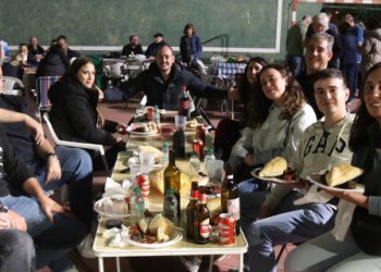 Nava de Sotrobal comparte una parrillada para 350 comensales en el frontón y con la colaboración de la juventud de la localidad