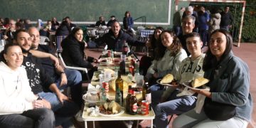 Nava de Sotrobal comparte una parrillada para 350 comensales en el frontón y con la colaboración de la juventud de la localidad