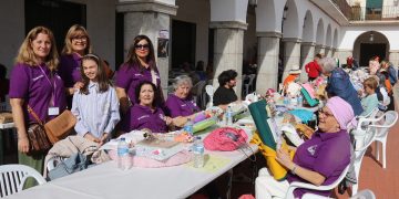17 años de encuentros de encajeras en Peñaranda: artesanía y tradición van de la mano en una cita con más de 150 participantes