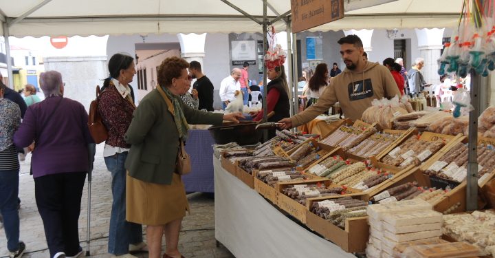 Peñaranda consolida su Feria Agroalimentaria y Artesana en una III edición que llena de ambiente y expositores la plaza Nueva