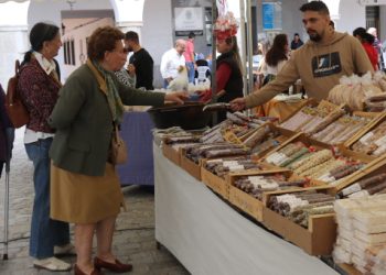 Peñaranda consolida su Feria Agroalimentaria y Artesana en una III edición que llena de ambiente y expositores la plaza Nueva