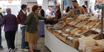 Peñaranda consolida su Feria Agroalimentaria y Artesana en una III edición que llena de ambiente y expositores la plaza Nueva
