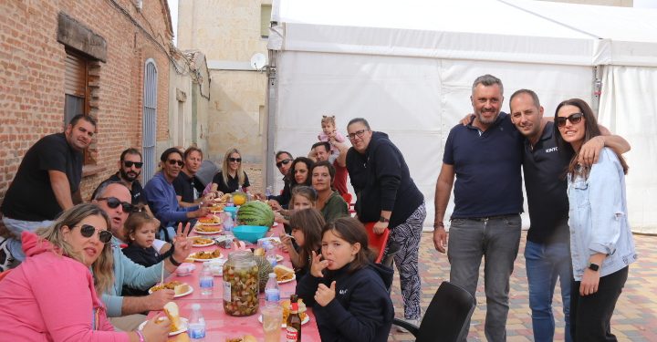 Tarazona de la Guareña reparte medio millar de raciones de paella y reúne a vecinos y visitantes en el parque y en la carpa