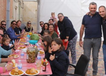 Tarazona de la Guareña reparte medio millar de raciones de paella y reúne a vecinos y visitantes en el parque y en la carpa