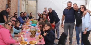Tarazona de la Guareña reparte medio millar de raciones de paella y reúne a vecinos y visitantes en el parque y en la carpa