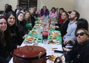 Las bajas temperaturas deslucen la comida popular en las fiestas de Zorita de la Frontera con arroz a la zamorana en el frontón