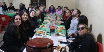 Las bajas temperaturas deslucen la comida popular en las fiestas de Zorita de la Frontera con arroz a la zamorana en el frontón