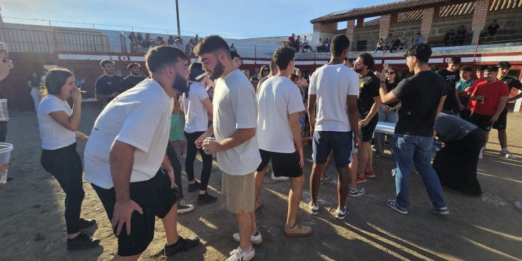 Animada jornada en el monte de Alaraz con yincana en la plaza de toros, música, parrillada y una verbena nocturna con vaquillas