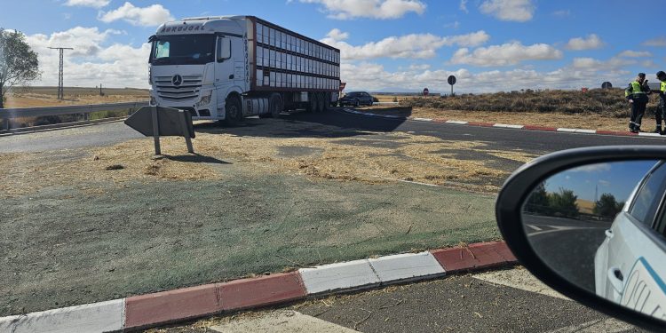 Un camión pierde varios fardos de paja en la rotonda de la A-50 en Peñaranda y la Guardia Civil controla el tráfico en la zona