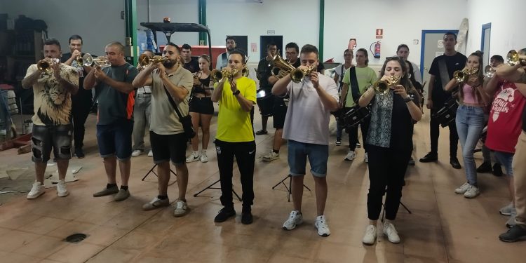 La banda de cornetas y tambores de la Hermandad de Cofradías retoma sus ensayos en Peñaranda de cara a la Semana Santa