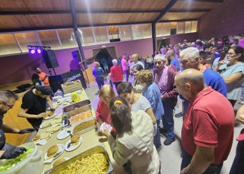 Bóveda del Río Almar inicia sus fiestas con una hamburguesada en el multiusos a la que no han faltado las peñas de la localidad