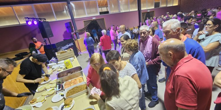 Bóveda del Río Almar inicia sus fiestas con una hamburguesada en el multiusos a la que no han faltado las peñas de la localidad