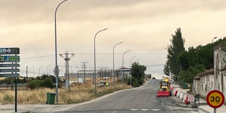 El PP de Peñaranda atiende la demanda del centro de adultos El Inestal y logra reforzar la iluminación en la carretera de Madrid