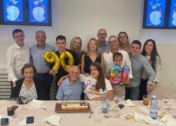 Alejandro García González celebra en Peñaranda sus 90 años y su nieta Claudia García Costa los 13 junto a toda su familia