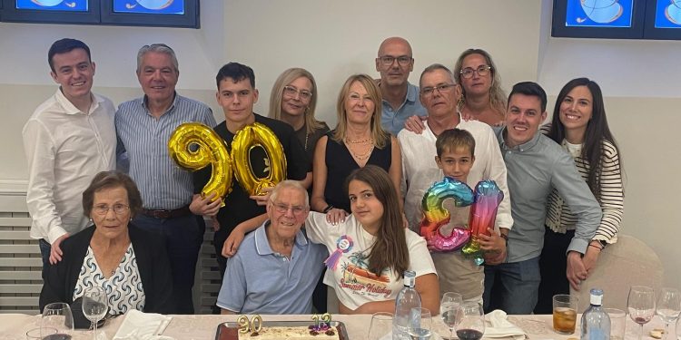 Alejandro García González celebra en Peñaranda sus 90 años y su nieta Claudia García Costa los 13 junto a toda su familia