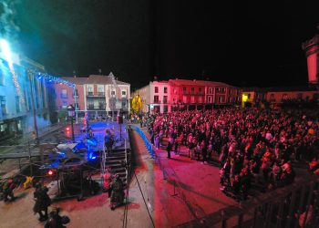 «Damonion» desata en Peñaranda la pasión por la pólvora con un gran espectáculo que ha llenado las plazas de fuego y música