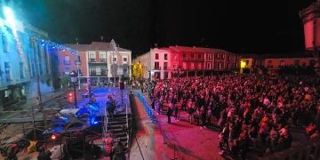 «Damonion» desata en Peñaranda la pasión por la pólvora con un gran espectáculo que ha llenado las plazas de fuego y música