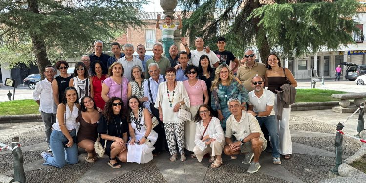 La familia Díaz celebra un emotivo reencuentro en Peñaranda con más de 30 miembros compartiendo esta bonita jornada