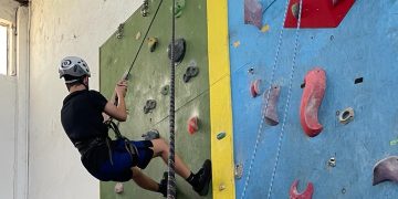 La Escuela de Escalada hace un paréntesis en Peñaranda hasta que se arregle la zona del pabellón que acoge el rocódromo