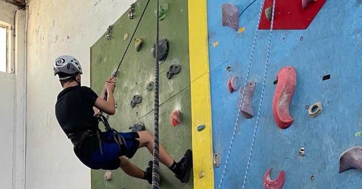 La Escuela de Escalada hace un paréntesis en Peñaranda hasta que se arregle la zona del pabellón que acoge el rocódromo